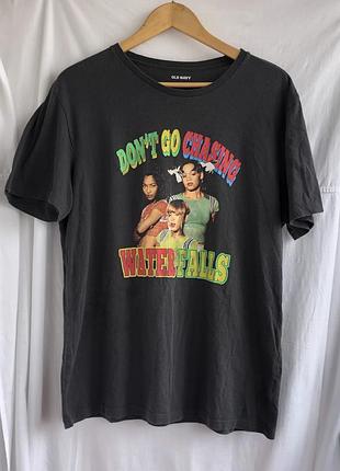 Футболка old navy із графічним принтом присвячена американському жіночому r&b/хіп-хоп гурту tlc та їхній хітовій пісні "waterfalls", розмір l