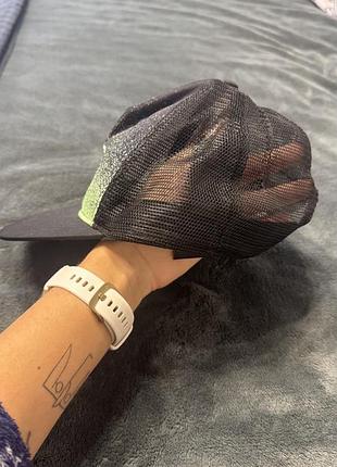 Кепка в сіточку недоліків немає