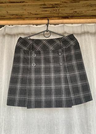 Вовняна коротка спідниця в клітинку зі складками