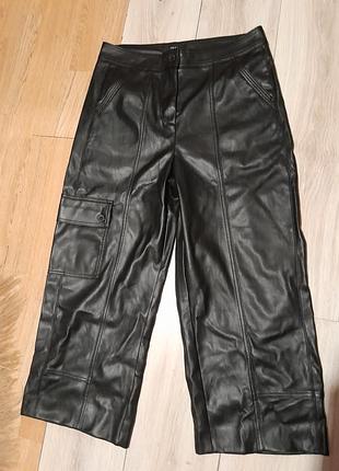 Кожаные брюки next размер 42,14 изнанка утепленная, кожа мягкая,широкие.