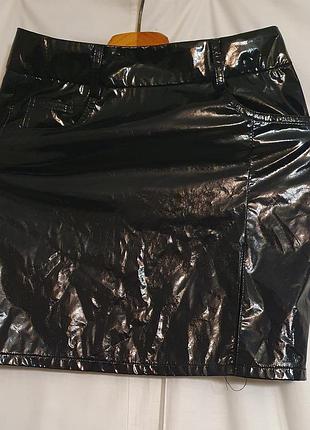 Короткая глянцевая черная юбка юбка