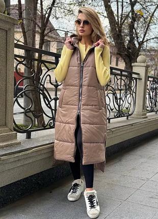 Длинная стеганая жилетка на молнии с капюшоном с карманами с асеметричным низом