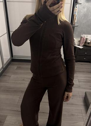 Облягаючий шоколадний трек-сет з м'якого мікрофлісу з вишивкою у вигляді серця, розмір xs/s, на 160-169 см, укр бренд бібліотека