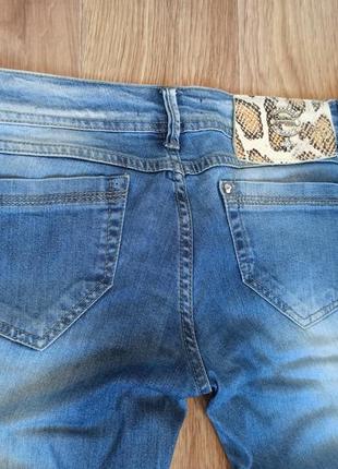 Очень красивые модные джинсы в камнях с дырками низкая посадка6 фото
