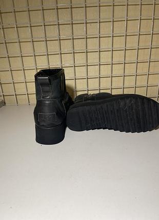 Жіночі черевики від бренду ugg чорного кольору,37 розміру