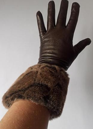 Изумительные  женские перчатки из мягчайшей натуральной кожи коричневого цвета с манжетой из меха.
