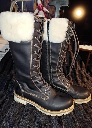 Это высокие кожаные ботинки landrover на шнуровке с белой меховой подкладкой и белой подошвой.