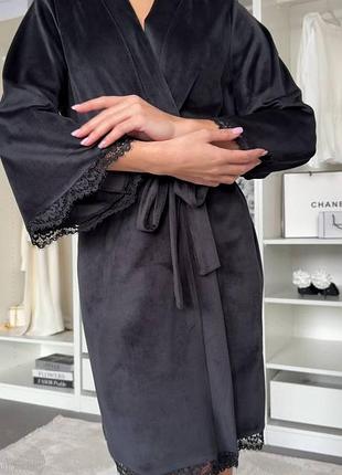 Женский изысканный велюровый домашний халат на запах короткий с кружевом черный