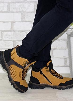 Руді зимові чоловічі черевики збоку з блискавкою