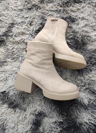 Жіночі замшеві черевики на хутрі