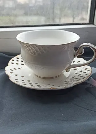 Изящная фарфоровая чашка с резьбовым блюдцем (чайная / кофейная пара)