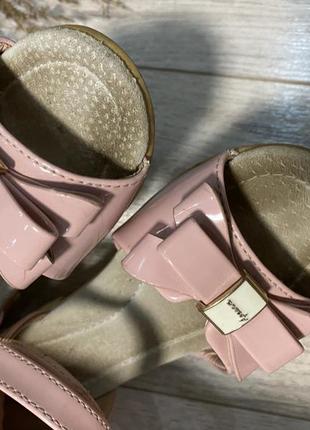 🌸дитячі світло-рожеві лакові босоніжки-сандалі для дівчинки 💞3 фото