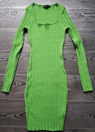 Красива зелена сукня в рубчик