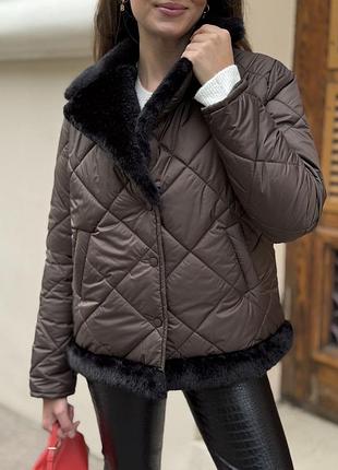 Жіноча тепла стьобана куртка зимова утеплена силікон і штучне еко хутро норки на кнопках з комірцем і кишенями