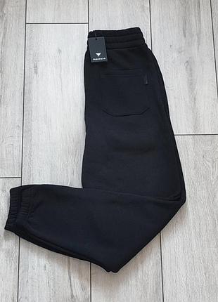 Штани fabregas на теплому флісі, дуже зручні та комфортні для щоденного носіння. модель із манжетами на резинці