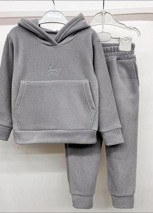 Красивый, теплый костюм