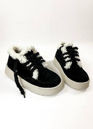 Натуральні замшеві зимові чорні сноубутси - черевики на бежевій високій підошві