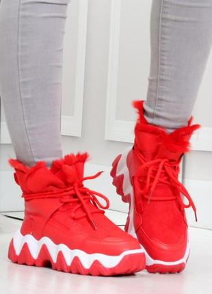 Женские крутые красные ботинки