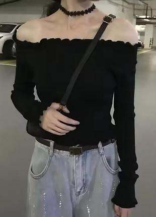 Черный топ в рубчик с открытыми плечами и длинным рукавом