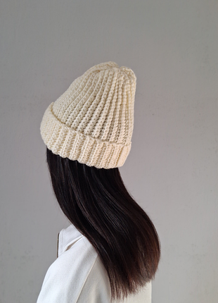 Вязаная шапка с отворотом