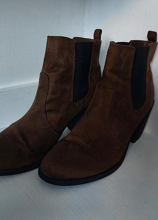 Женские ботинки на каблуке