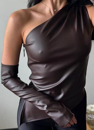 Топ из эко-кожи с руеавичками