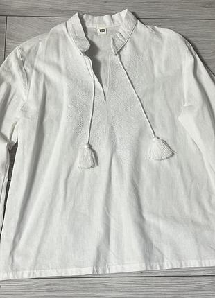 Біла дитяча лляна вишиванка з вишитим візерунком на грудях та рукавах