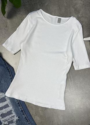 Біла футболка в рубчик asos з коротким рукавом. тягнеться склад:97% віскоза.  3% . без паперових бірок. строк.