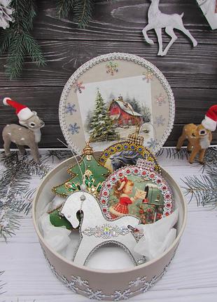 Набор эксклюзивных новогодних елочных украшений в подарочной коробке.