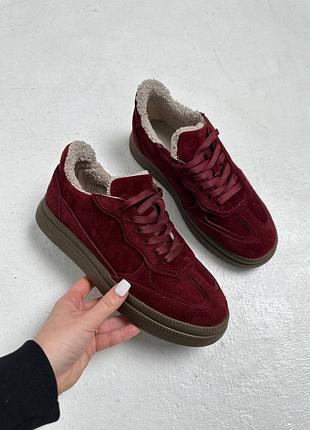 Матеріал верху: натуральна замша 
всередині: штучне хутро 
матеріал підошви: поліуретан 
висота підошви: 2,5-3,5см 
виробник: україна