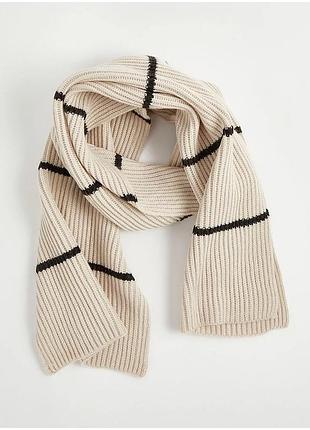 Бежевий в'язаний шарф у смужку