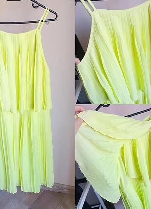 Салатовое неоновое плиссированное платье на бретельках
