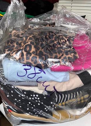 Лот 38 пар брюк несколько лосин один костюм і одні джинси 3 800 за мешок виходить 100 грн одна річ.