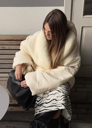 Дутый пуховик на запах под пояс