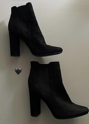 Чоботи на підборах замшеві