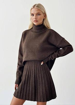 Турецький шоколадний трикотажний вязаний костюм оверсайз светр світер під горло і спідниця пліссе теніска