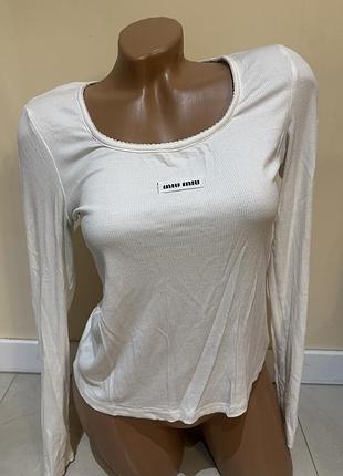 Жіночий молочний лонгслив в рубчик