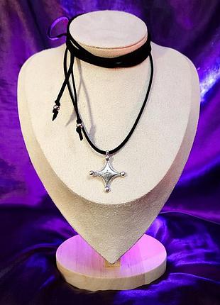 Элегантный чокер со звездой на черном кожаном шнуре с бусинами наконечниками