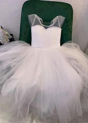 Шикарне ошатне плаття .