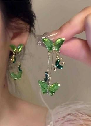 Шикарные длинные висюльки крупные серьги нарядные в камнях бабочки зеленіе