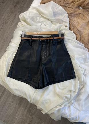 Чорні шкіряні шортики