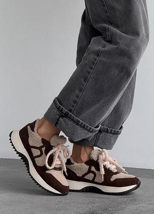 Кросівки жіночі