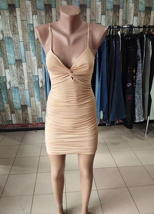 Коктейльное стрейчевое платье бежевого цвета, размер xs/s