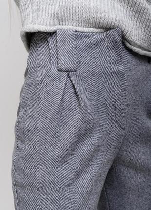 Теплые женские брюки со стрелками серые в елочку4 фото