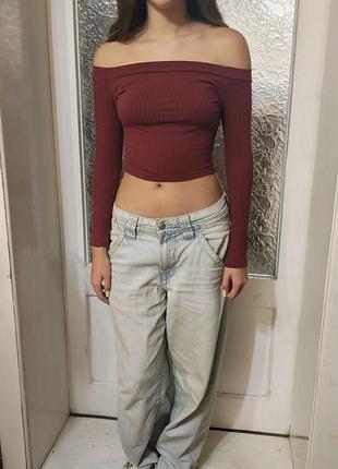 Кроп-топ с открытыми плечами