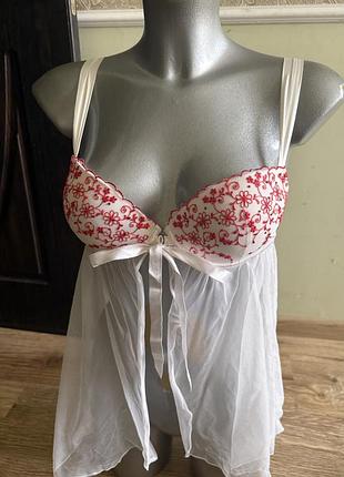 Розкішний, ажурний пенюар, в білому кольорі, з вишитими, чашачками, з червоними, квітами, від дорогого бренду: avant premier