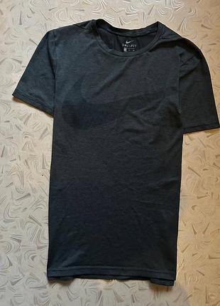 Спортивна футболка nike (s)