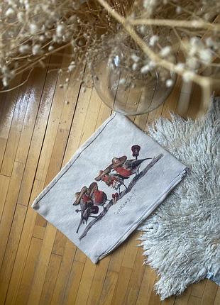 Декоративна наволочка з вишивкою пташок і надписом “caramba!”. щільна тканина, нейтральний колір, стильний акцент для інтер’єру.