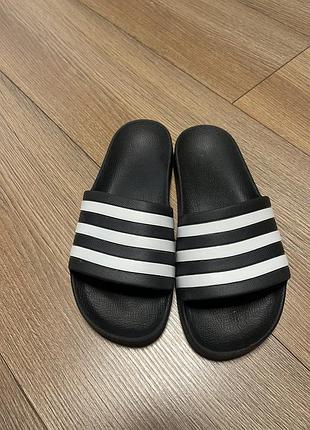 Шльопвнці від adidas