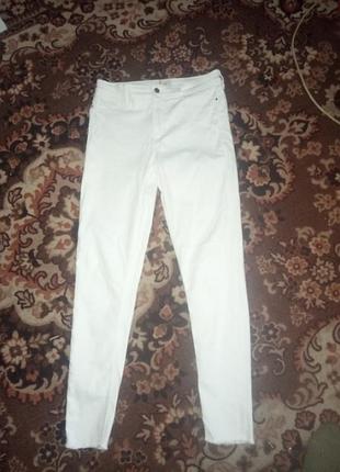 Белые джинсы.
